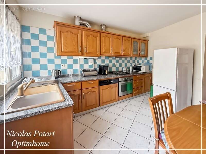 Maison de ville avec chambre au rez-de-chaussée, cour et garage - photo 6