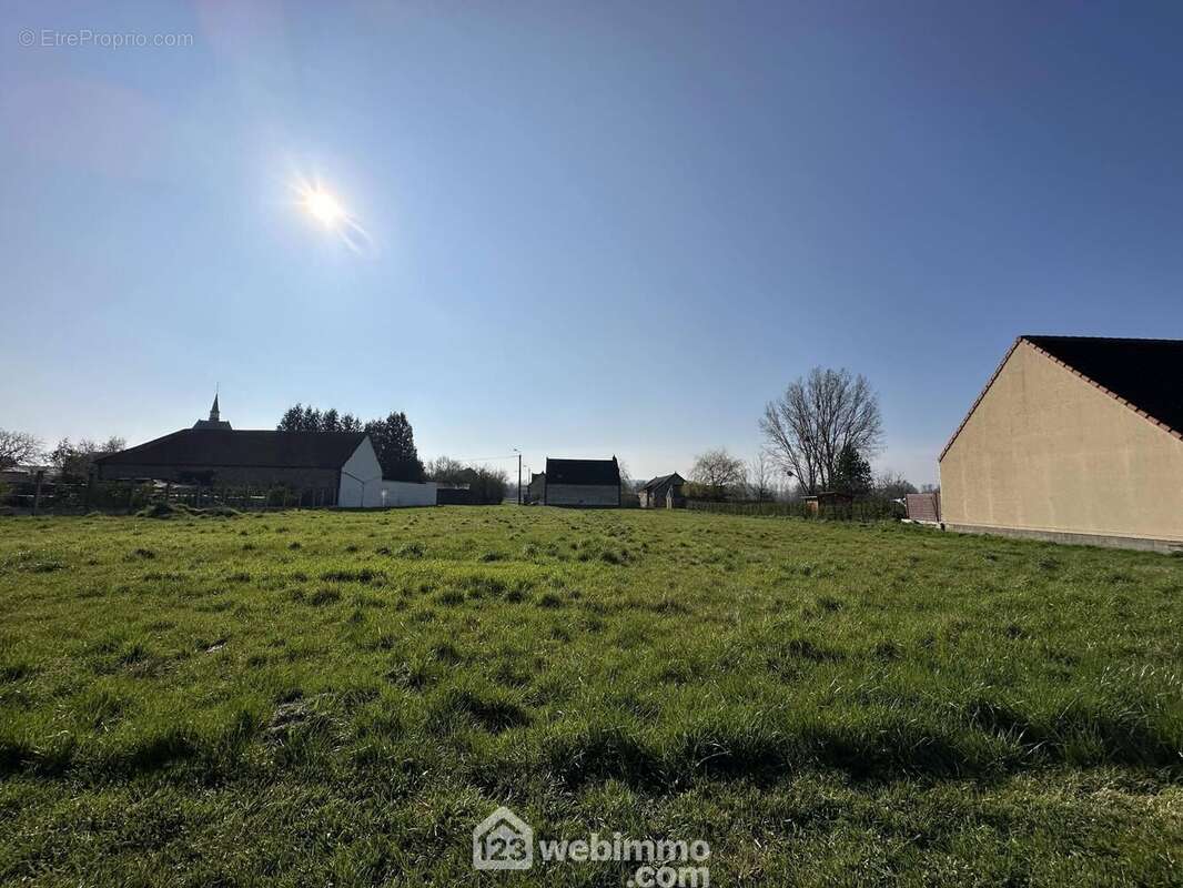 Il offre une façade de 37 mètres - Terrain à MORTIERS