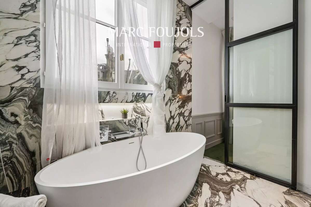 Appartement à PARIS-16E