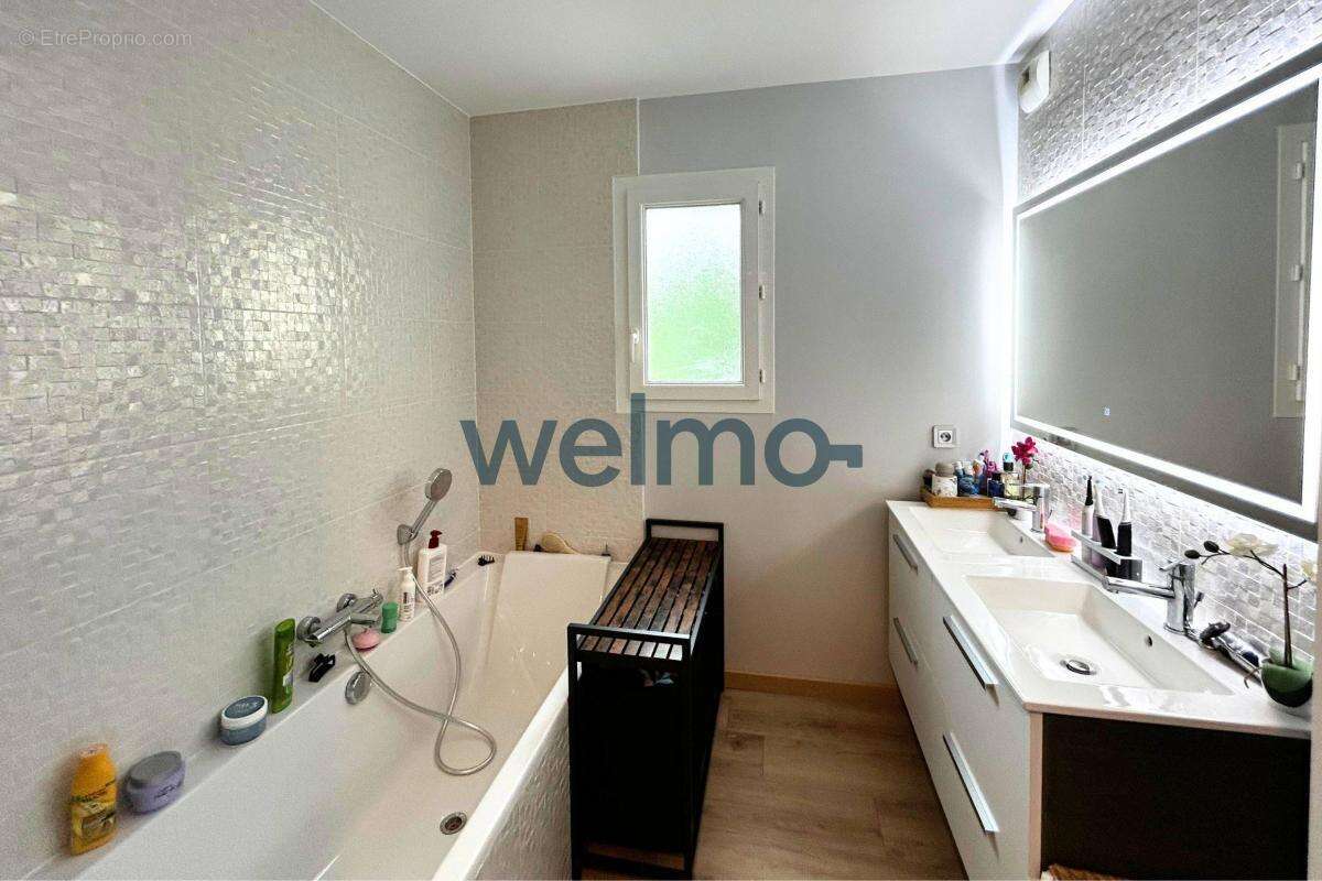 Maison à CHARBONNIERES-LES-BAINS