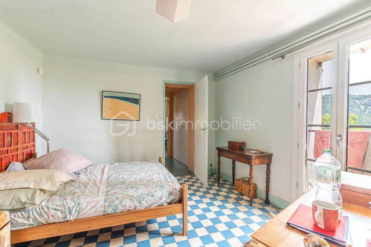 Maison à LE REVEST-LES-EAUX