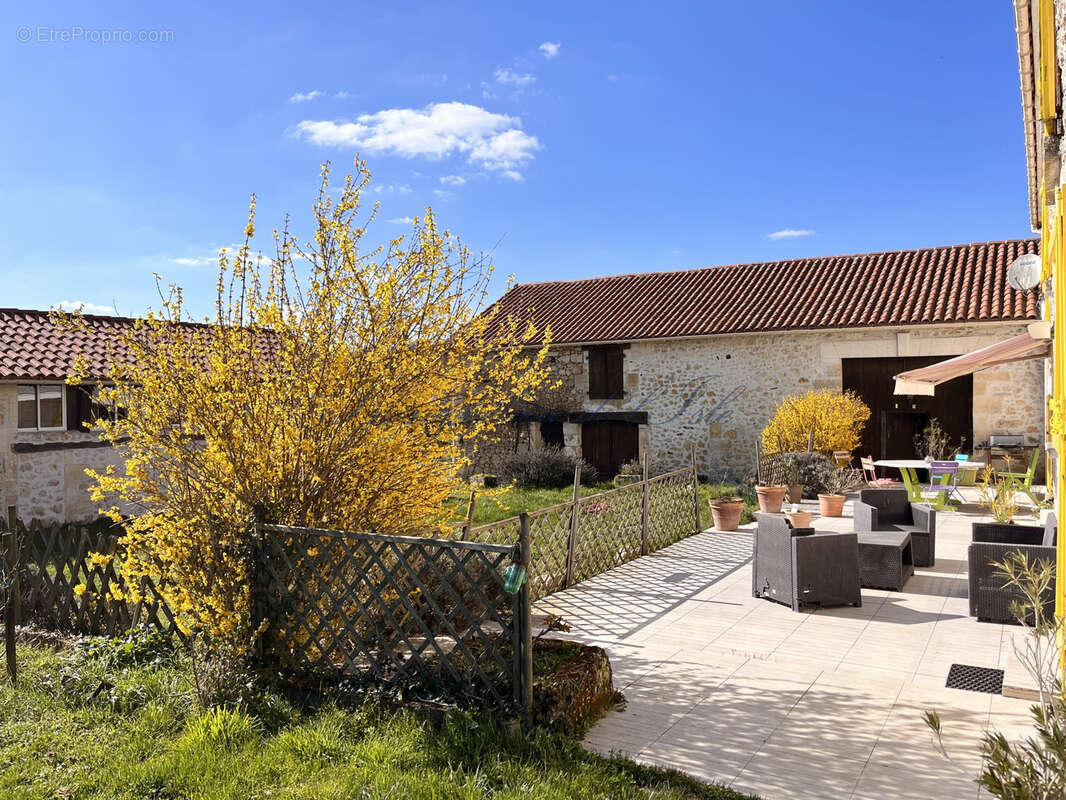 Maison à LEGUILLAC-DE-CERCLES