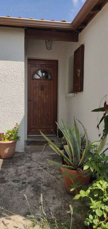 Maison de plain-pied, garage et jardin à vendre à Rioux (17) - photo 10
