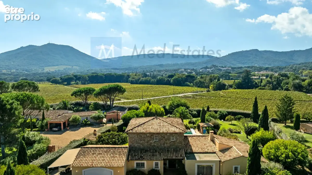Splendide propriété provençale avec vue panoramique sur le Massif des Maures, sur un terrain plat de 3 000 m² - photo 2