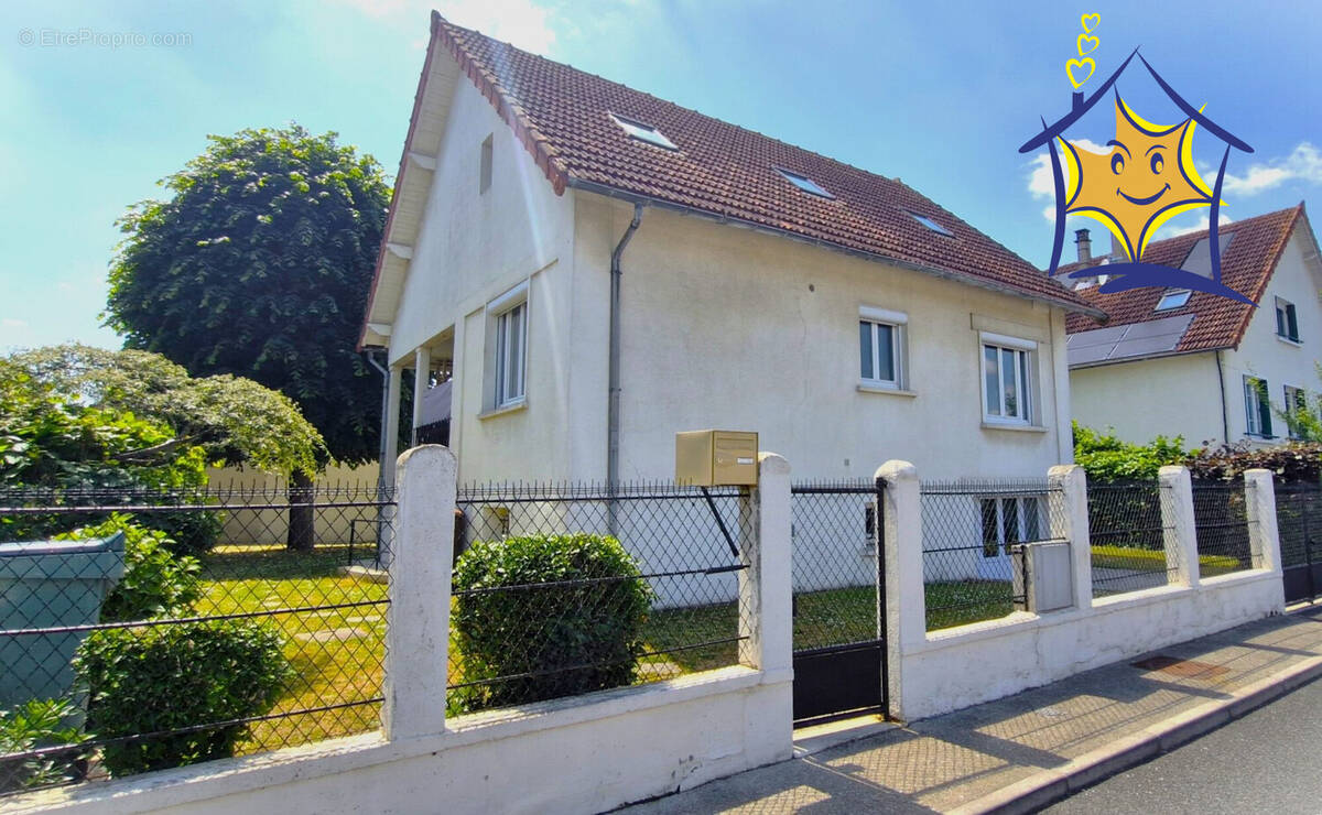 Maison à LE COUDRAY-MONTCEAUX