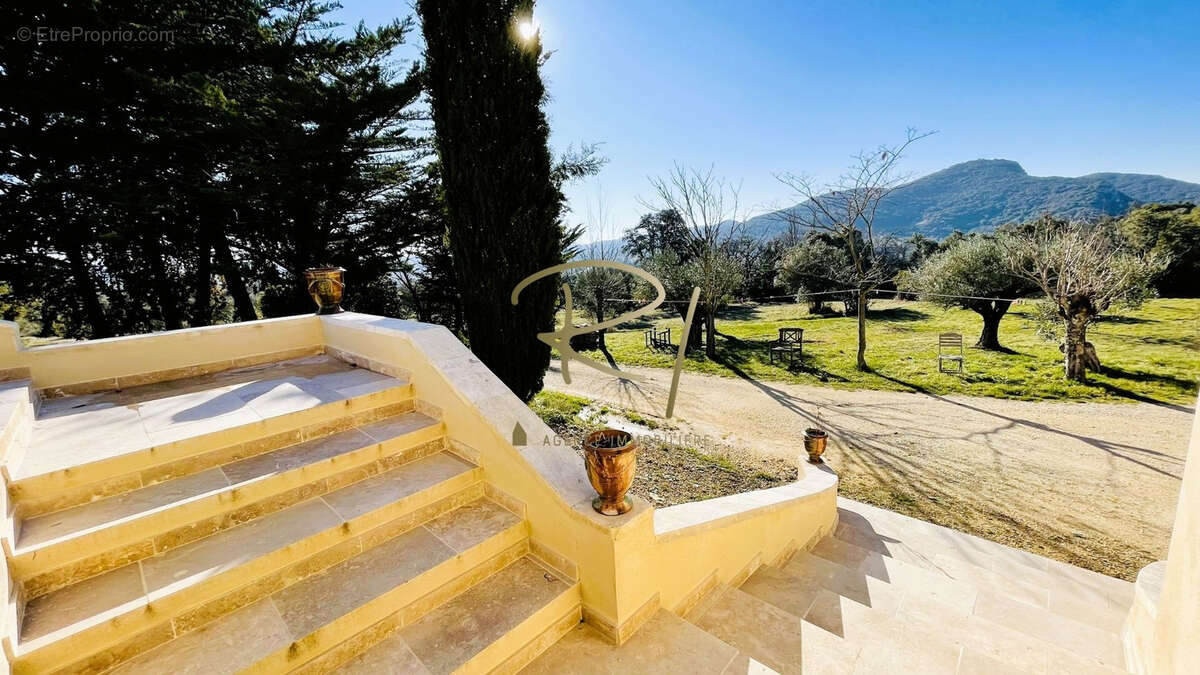 Maison à SAINT-SAUVEUR-DE-CRUZIERES