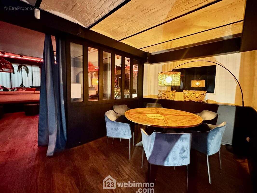 Espace plus intimiste en retrait de la grande salle, parfait pour des moments privilégiés dans une ambiance chaleureuse - Commerce à SAINT-QUENTIN