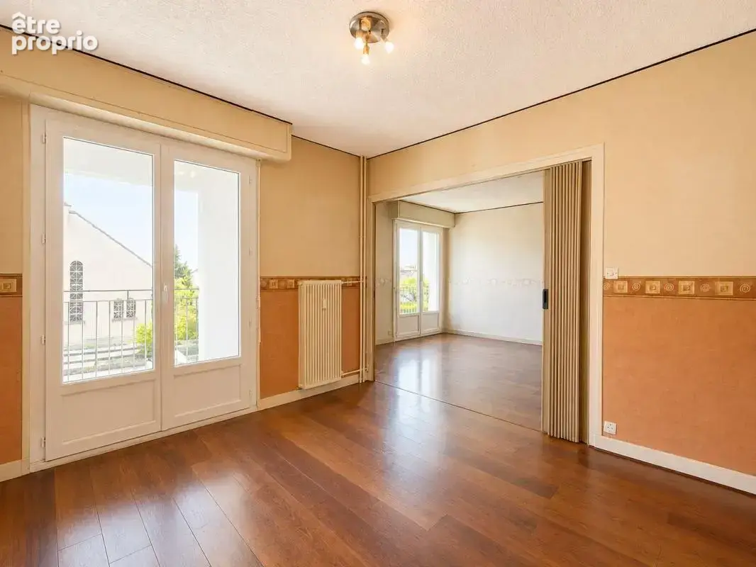 Appartement T5, 3 chambres, loggia, balcon, cave, stationnement aisé - photo 3
