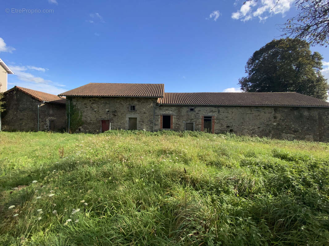 Corps de ferme à rénover sur 1 Ha de terres attenantes. - photo 3