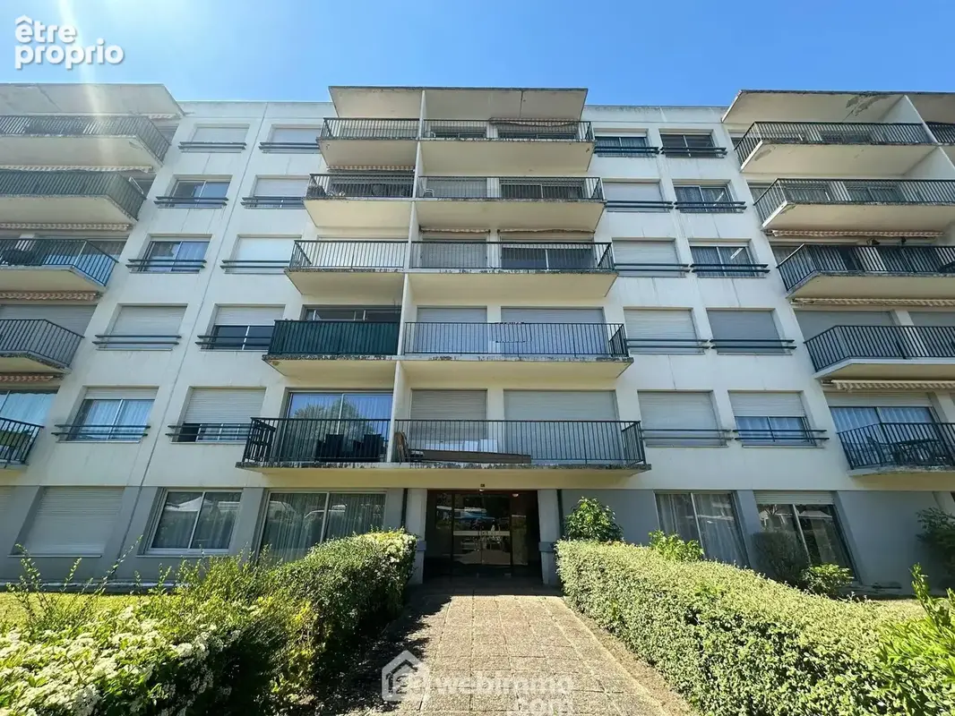 Dans un immeuble entretenu et sécurisé