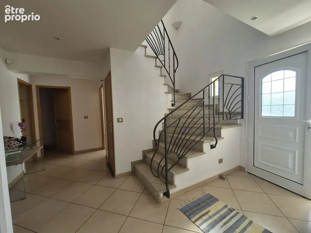 Belle construction traditionnelle   214 M2 habitables   Sous-sol total - photo 3