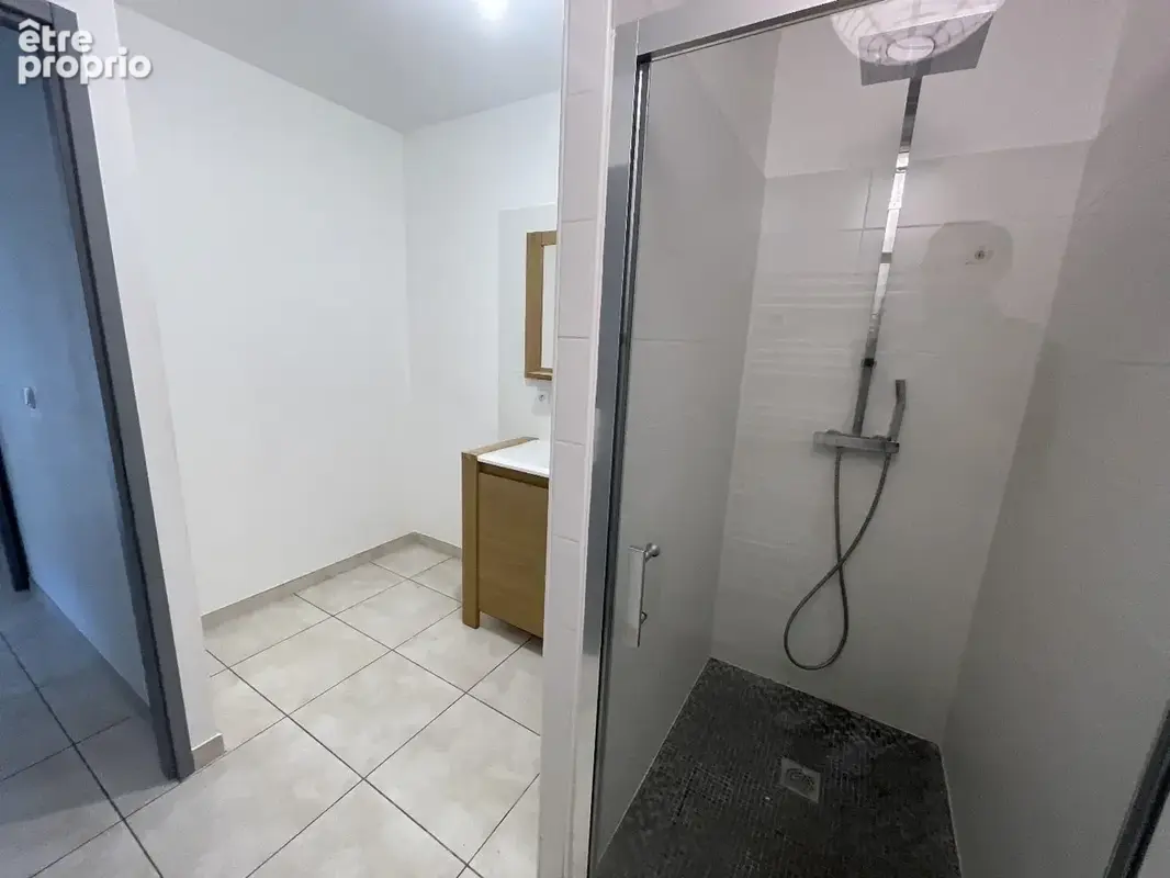 Maison de plain-pied avec extérieur ensoleillé, à proximité du centre-ville - photo 11