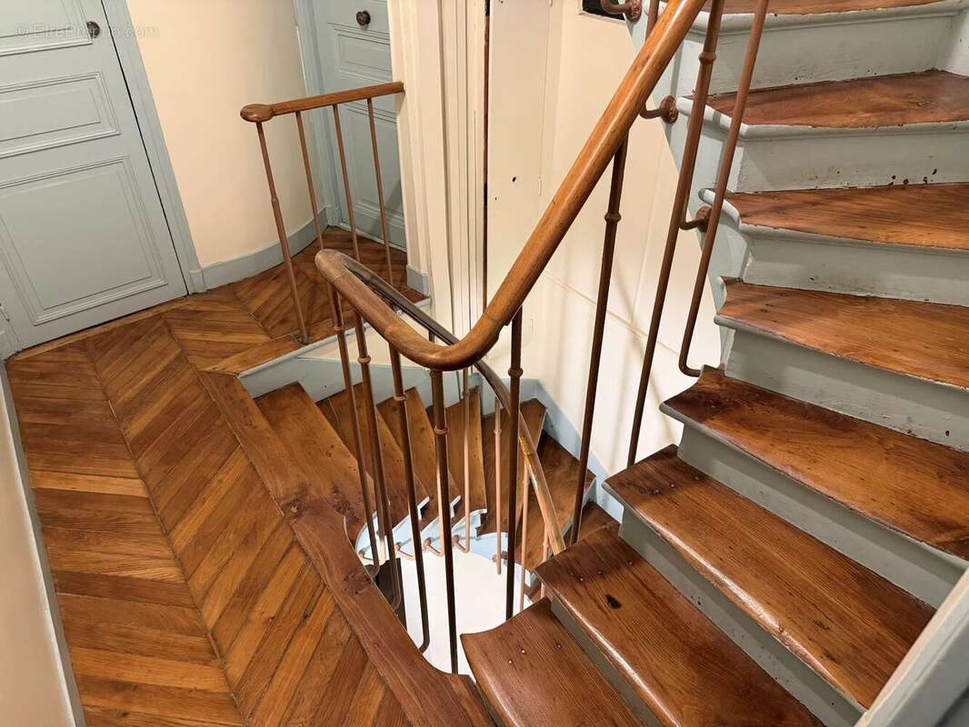 PARIS 6ᵉ – RUE DE RENNES – Un petit appartement qui a tout d'un grand ! - photo 7