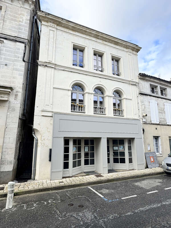 Appartement à BARBEZIEUX-SAINT-HILAIRE