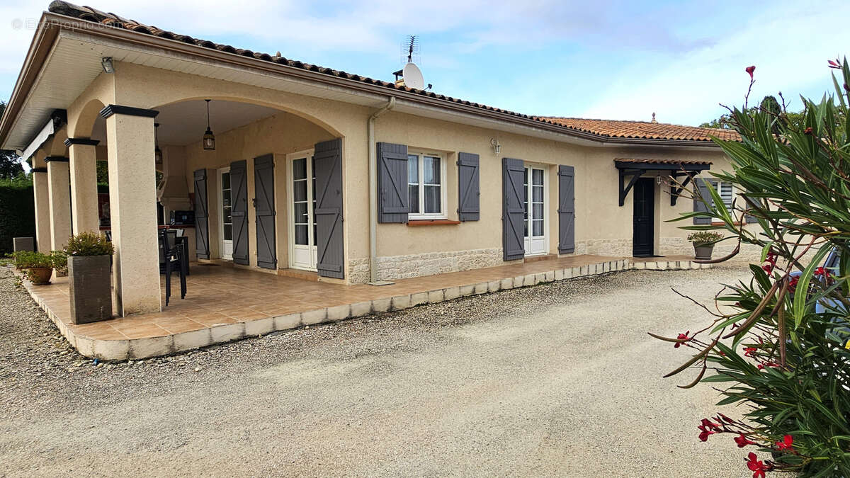 Maison à VIC-FEZENSAC