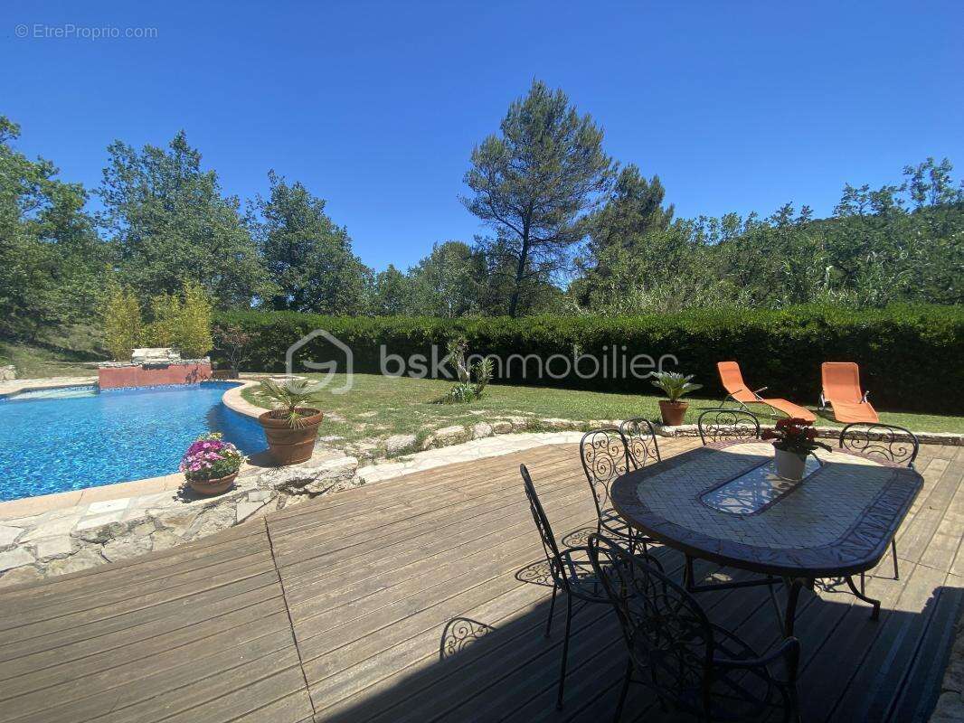 Maison à LA ROQUE-D&#039;ANTHERON