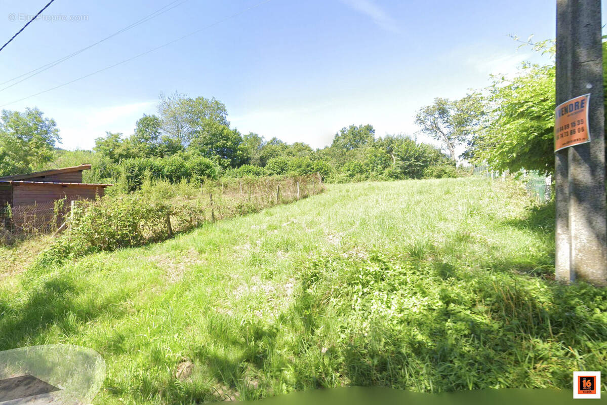 Terrain à CELLES-SUR-DUROLLE