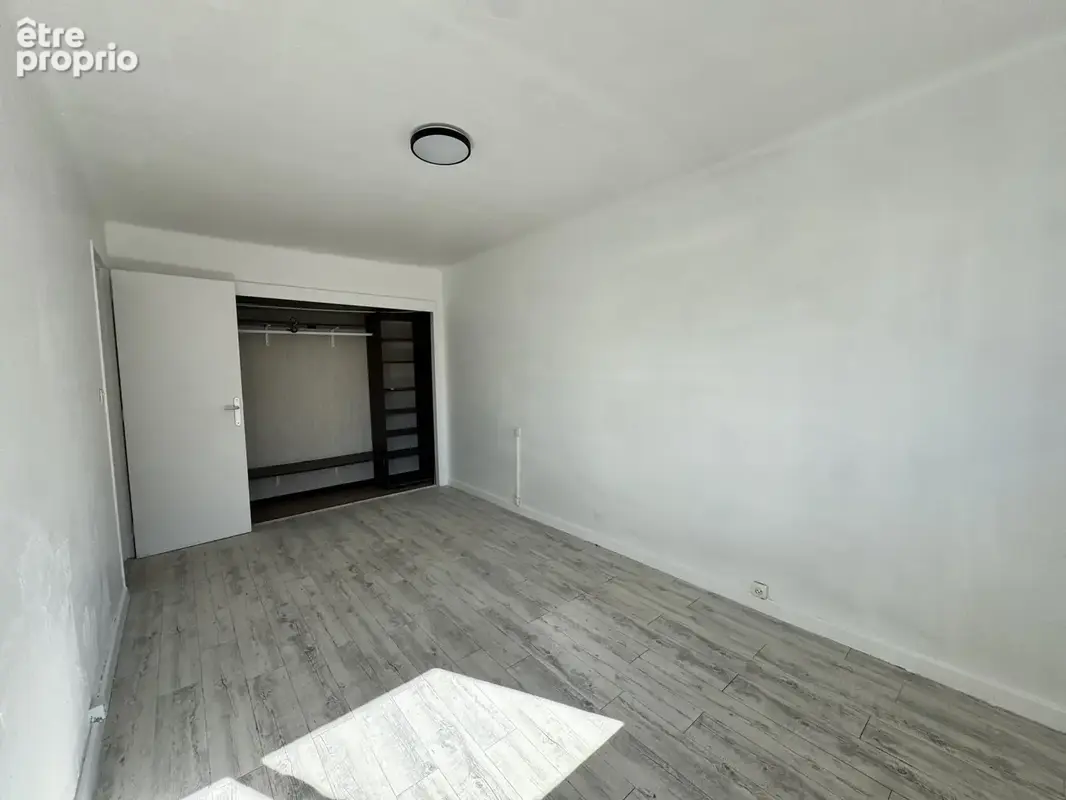 Toulon est - dernier etage - appartement t2 de 38 m2 avec balcon et parking - photo 5
