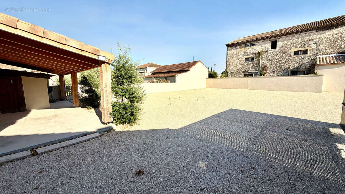 Terrain constructible de 606 m² clos par mur  avec 45% d'emprise au sol. - photo 2