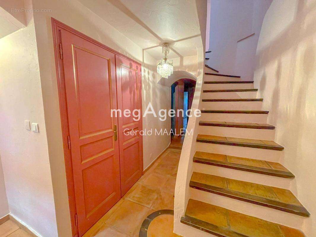 Maison de Maître de 231m² avec garage et terrasse à Cogolin - photo 9