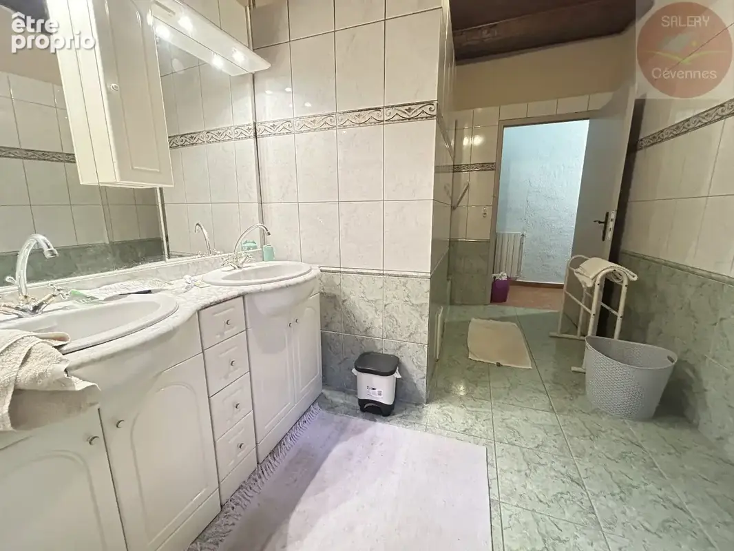 Maison de village avec local commercial loué - photo 3