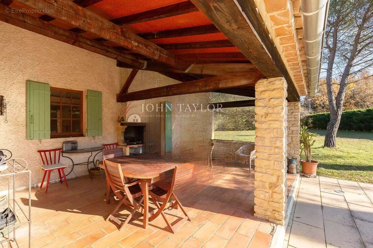 Maison à vendre sur Ménerbes – Vue sur le Luberon, piscine et beau potentiel au calme - photo 4