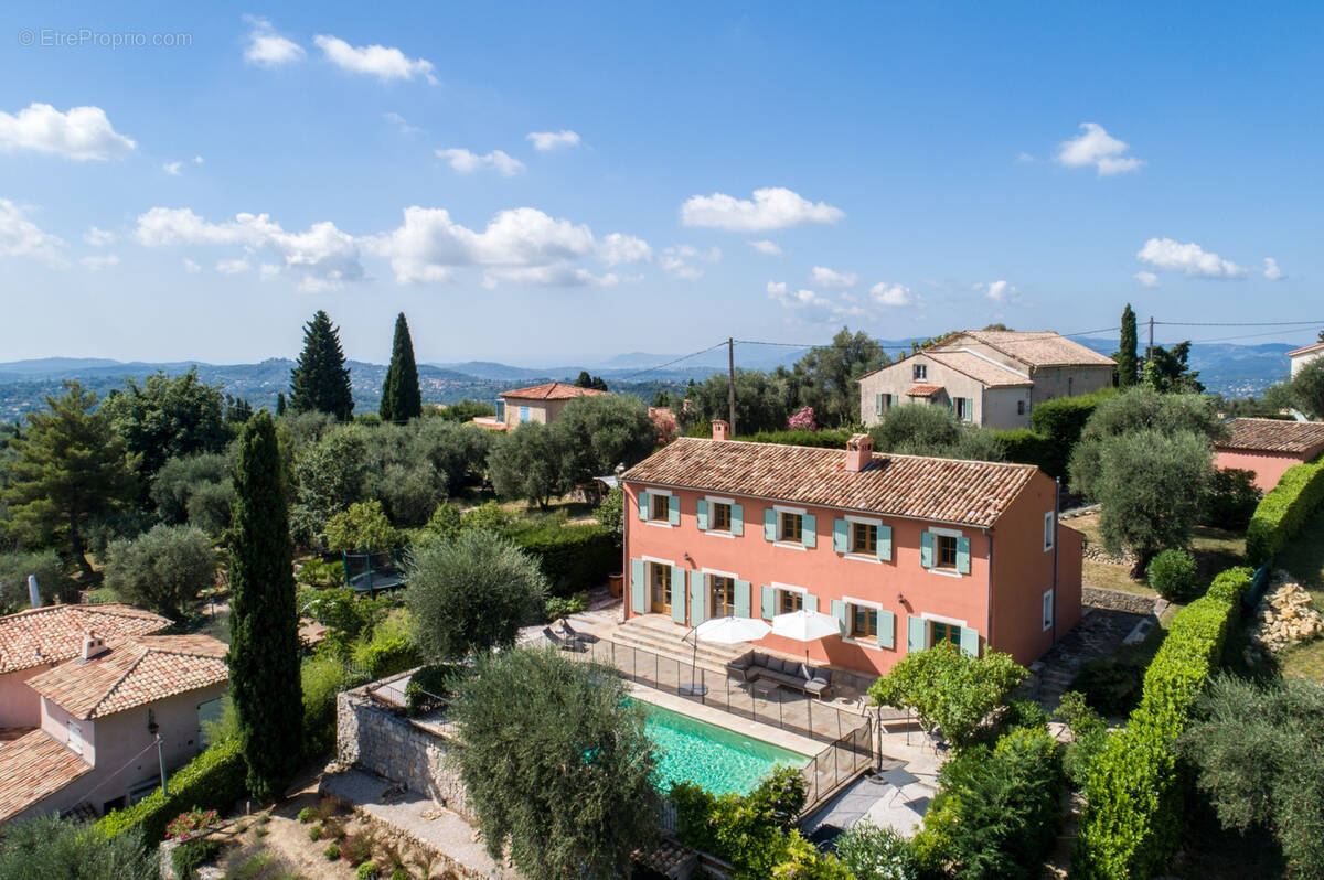 Maison à CHATEAUNEUF-GRASSE