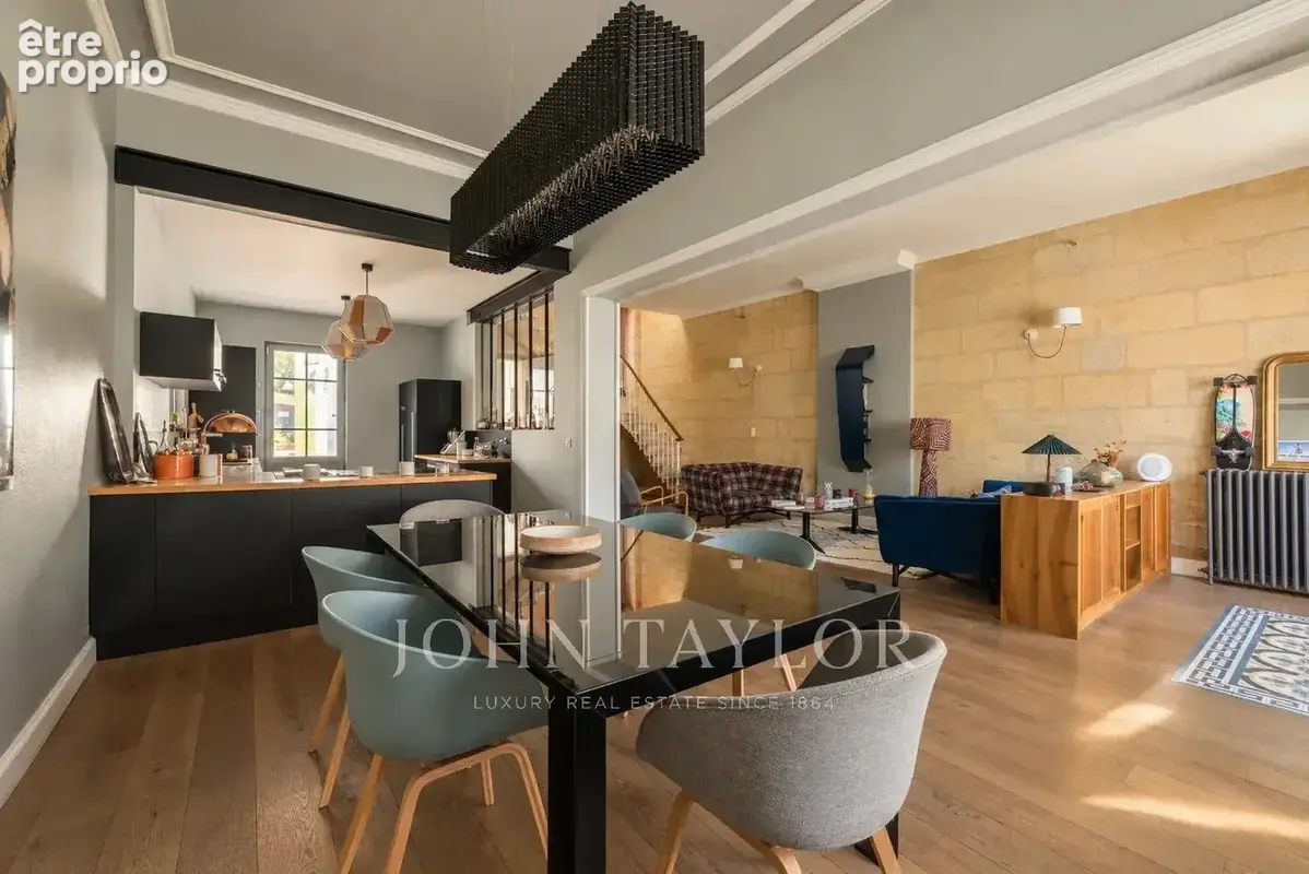 Magnifique maison de ville rénovée avec terrasse, piscine et dépendance - photo 4
