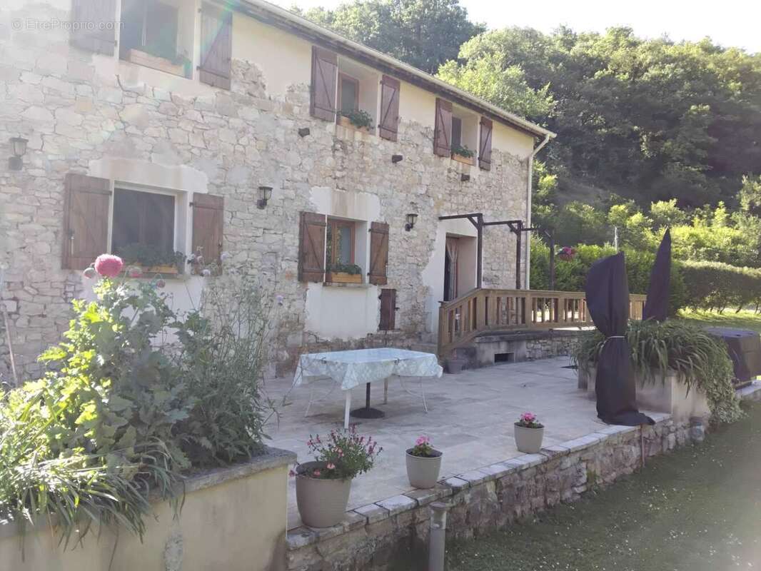 Appartement à SALLES-COURBATIES