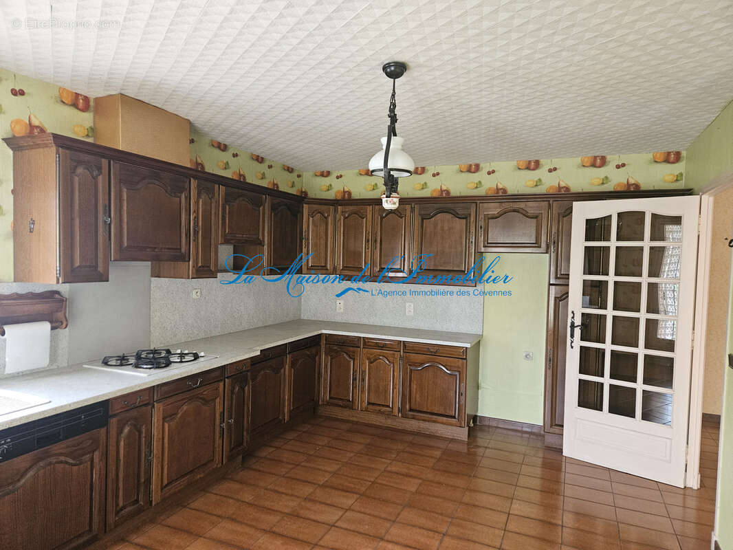 St JULIEN LES ROSIERS, maison de plein pied de type F4 avec grand garage sur 1317m2 de terrain. - photo 3