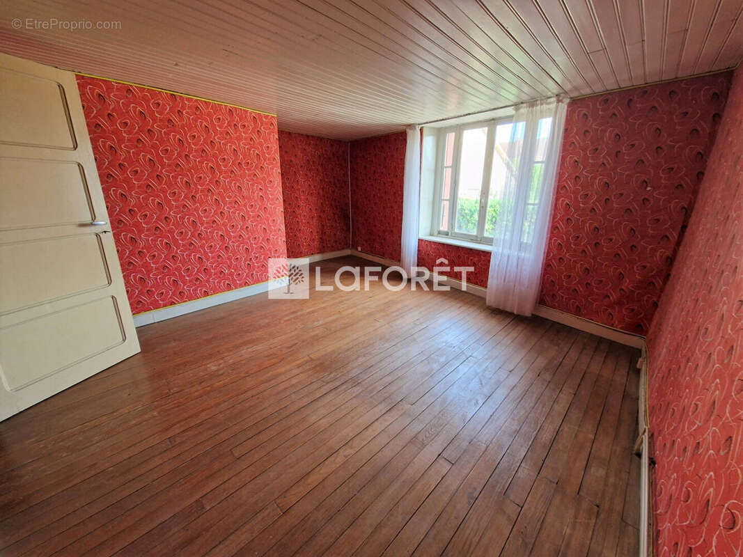 Maison à COMBEAUFONTAINE