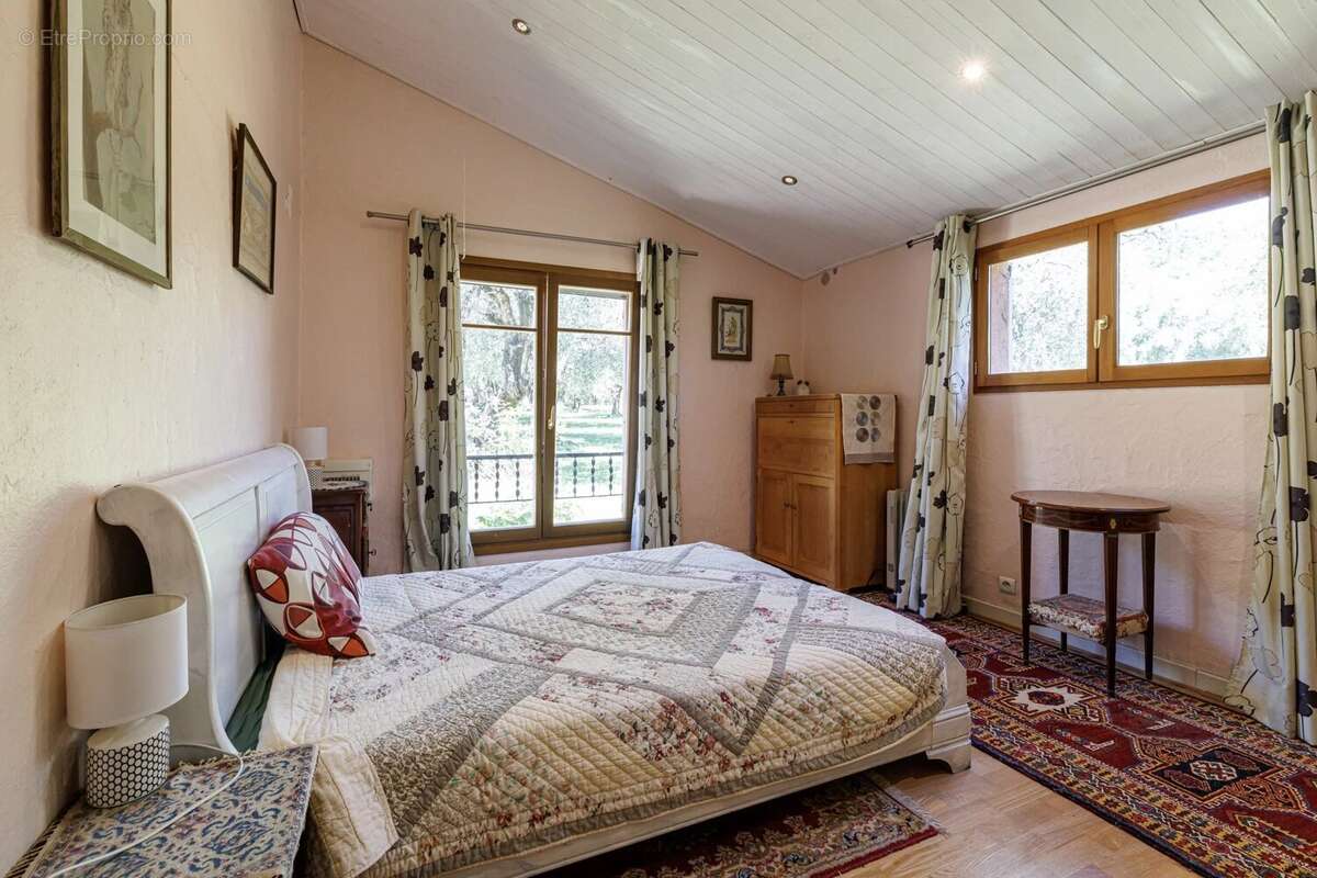 Maison à CHATEAUNEUF-GRASSE