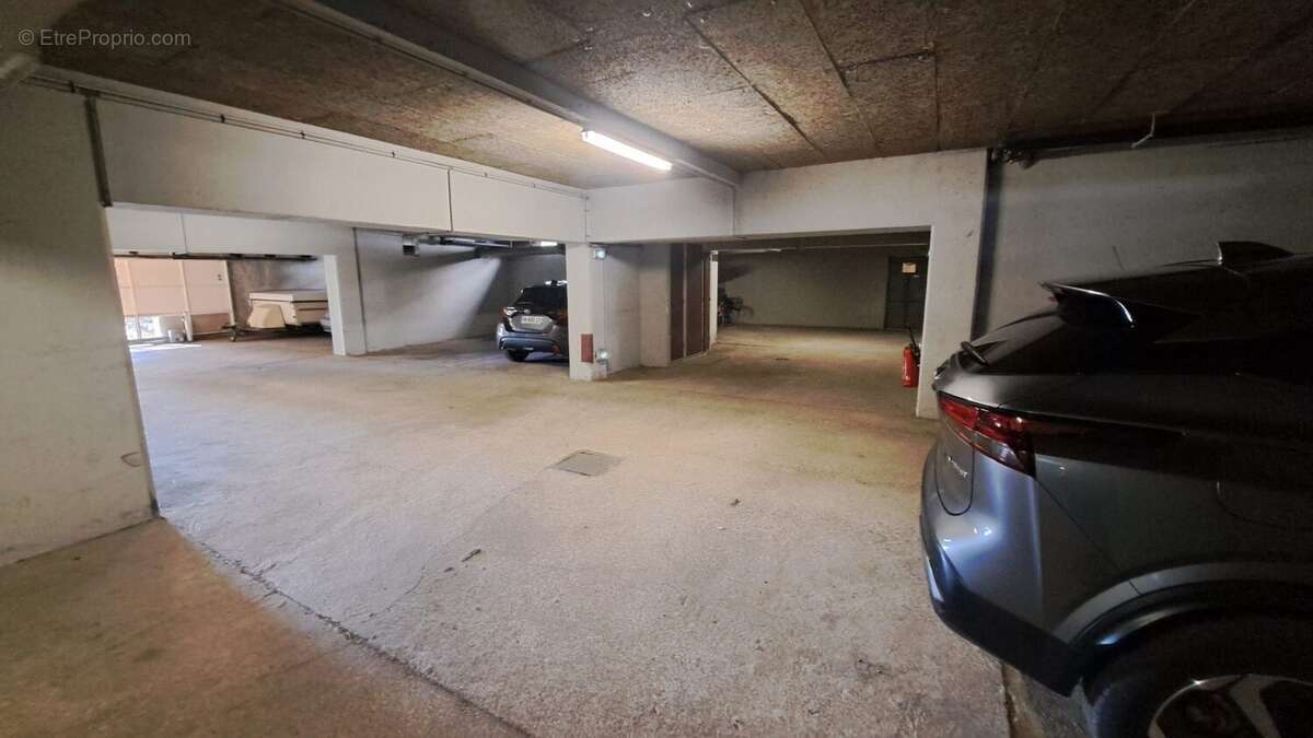 parking en sous-sol - Appartement à POITIERS