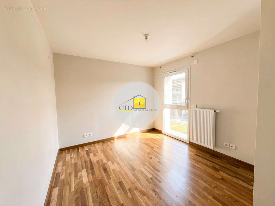 Chassieu centre - Appartement T2 - Garage - photo 5