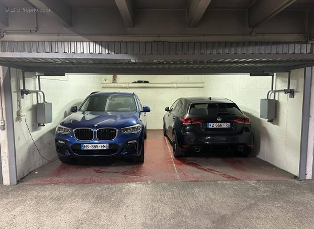 Double box avec électricité - Parking à NEUILLY-SUR-SEINE