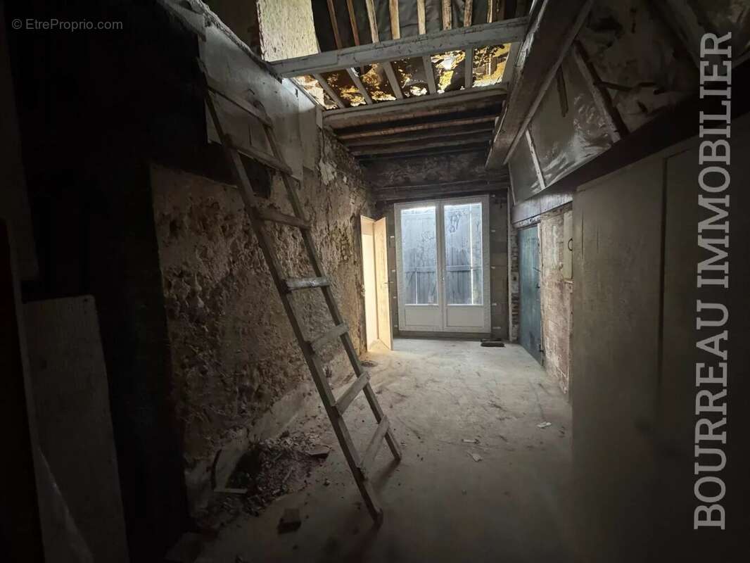 Appartement à LA CELLE-SAINT-CYR