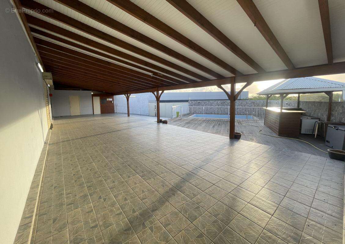 Commerce à LES TROIS-ILETS