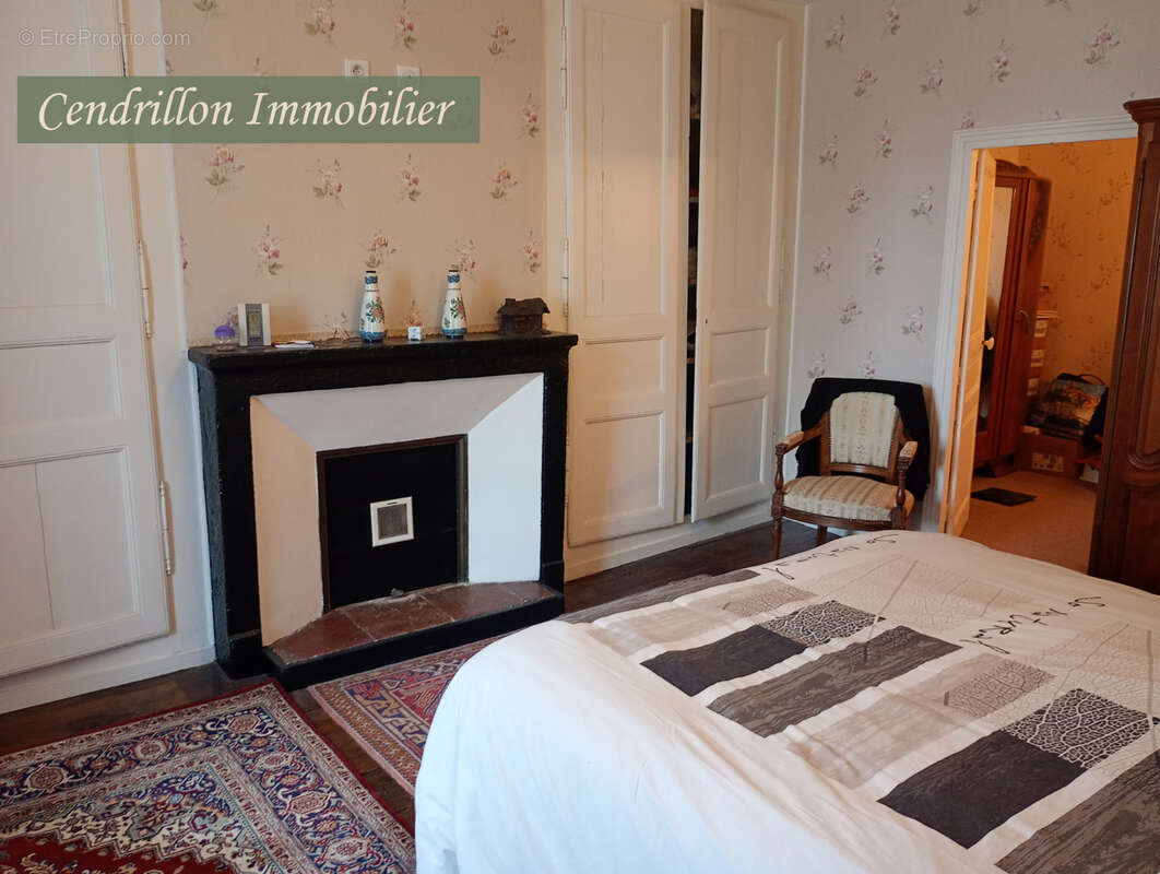 Maison en pierre indépendante avec 3 chambres sur un parc arboré de 4200 m2 avec dépendances  et puits - photo 11