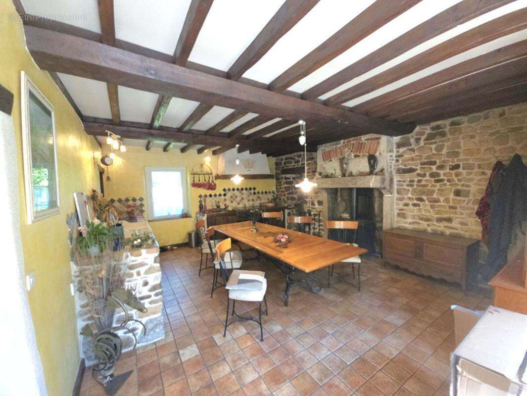 La-Lande-De-Goult 61320 Longère en pierre 112 m² terrain 30.200 m² - photo 11