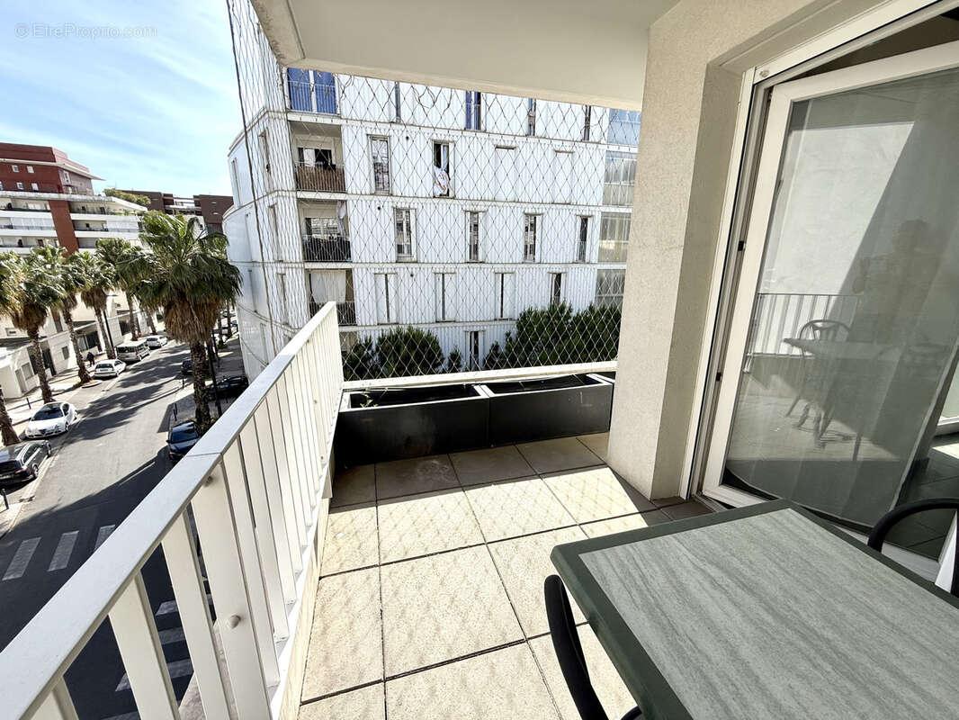 Port Marianne, Appartement T2 en dernier étage avec ascenseur terrasse et parking - photo 8