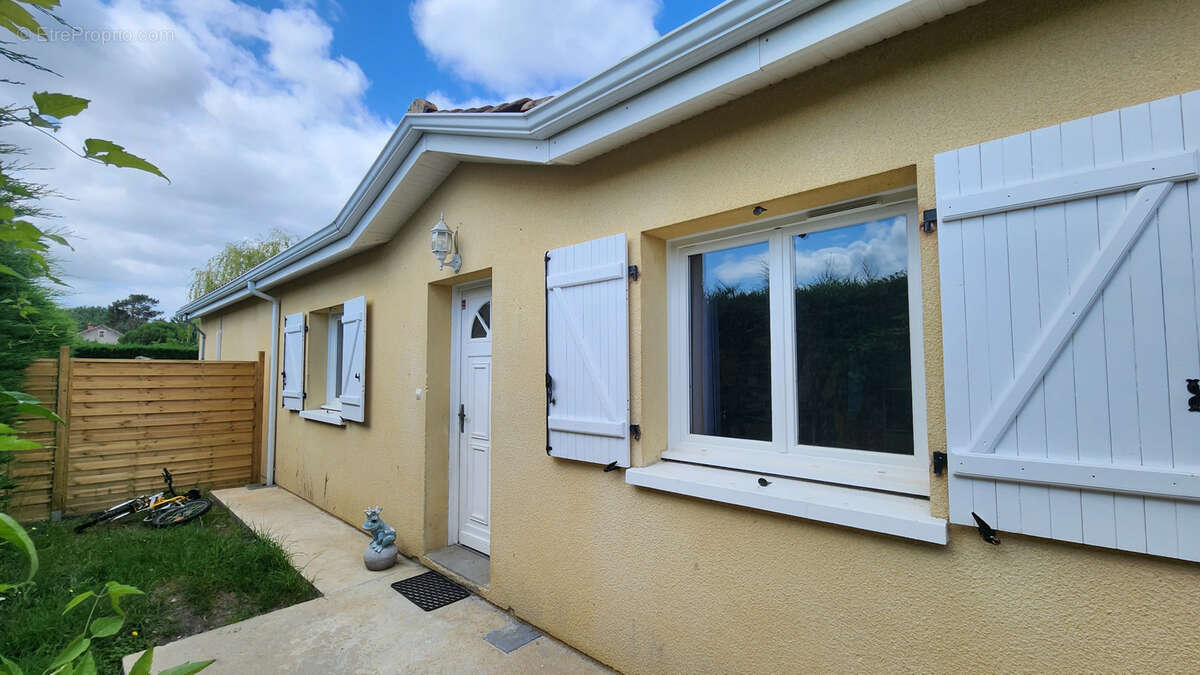 Maison à SAINT-YZAN-DE-SOUDIAC