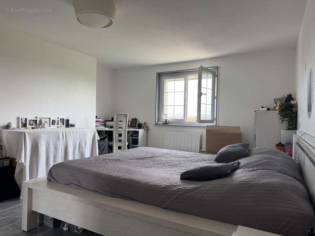 Maison à SAINT-CLEMENT-DE-REGNAT