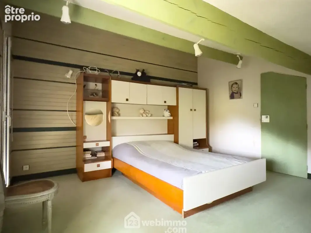 L'étage distribue une chambre de 12m² et une mezzanine.