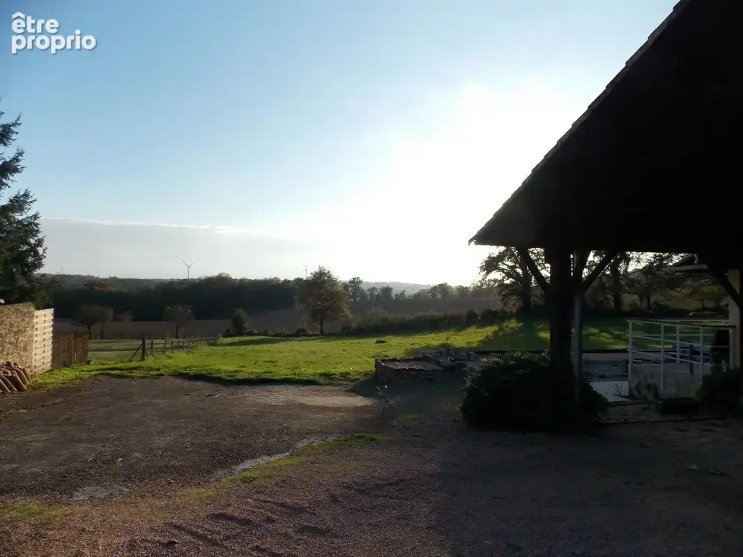 Charmante propriété individuelle en pierre rénovée avec grange, hangar, grand jardin, piscine et magnifique vue dégagée sur la c - photo 19