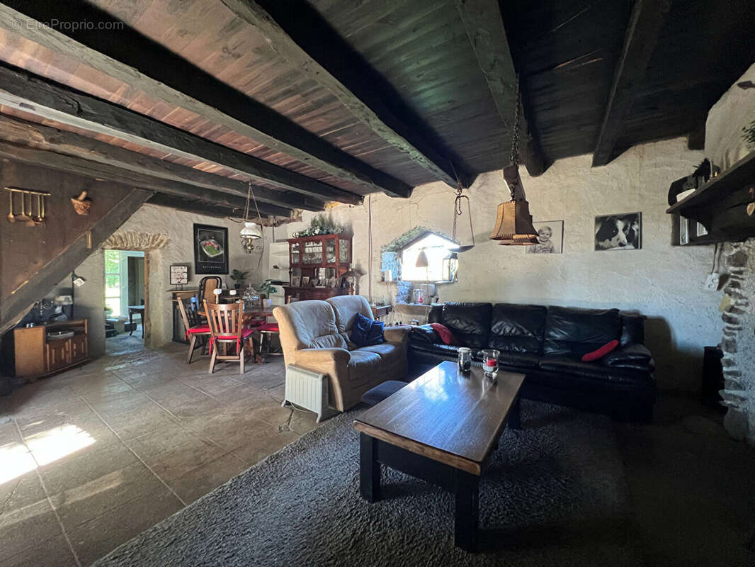 Maison à SAINT-SANTIN-CANTALES