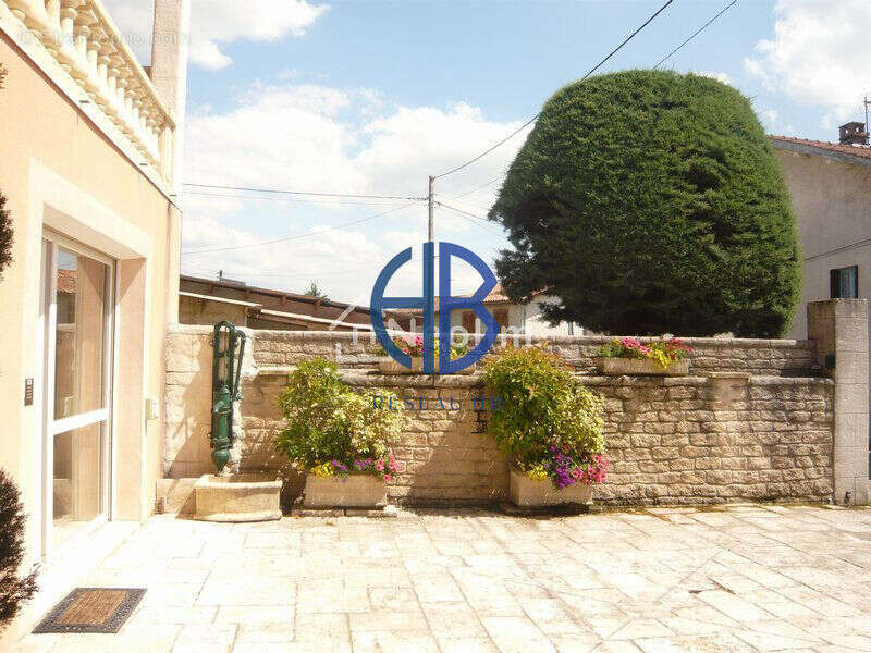 Maison à CHARNECLES