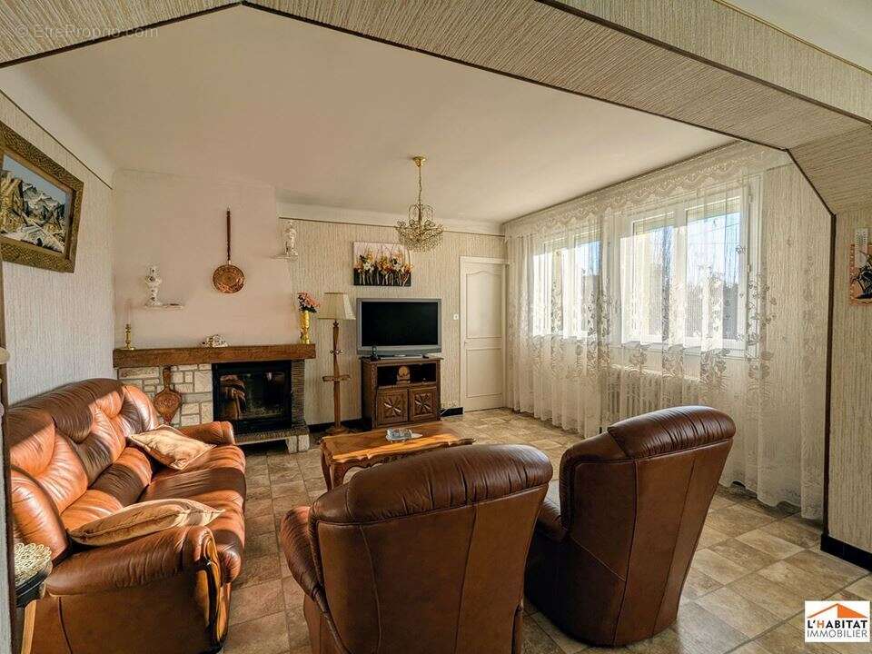 Maison à PINS-JUSTARET