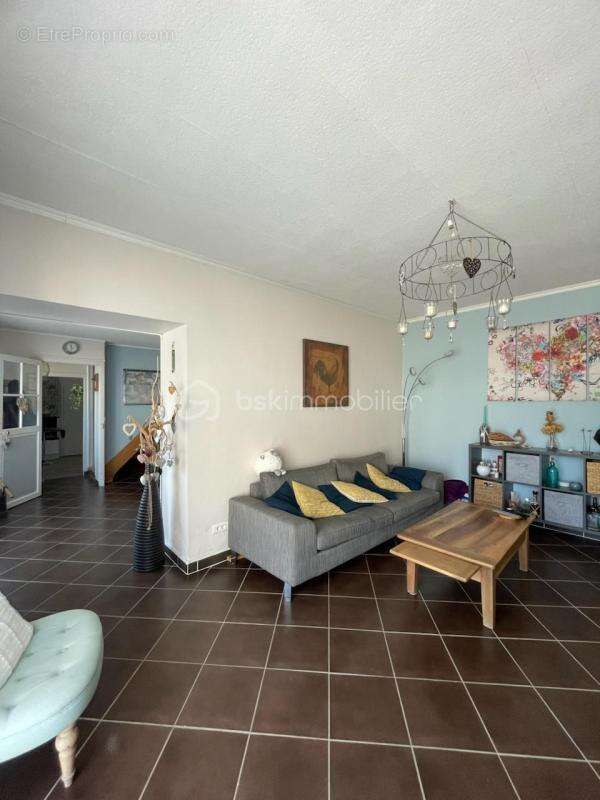 VERT-LE-PETIT – Maison de caractère rénovée avec garages et dépendances - photo 5