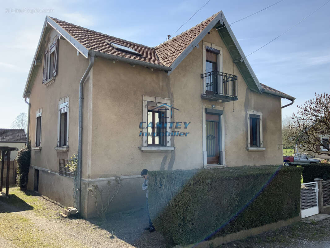 LURE (70200) - Agréable maison de ville sur 3,60 ares de terrain - photo 2