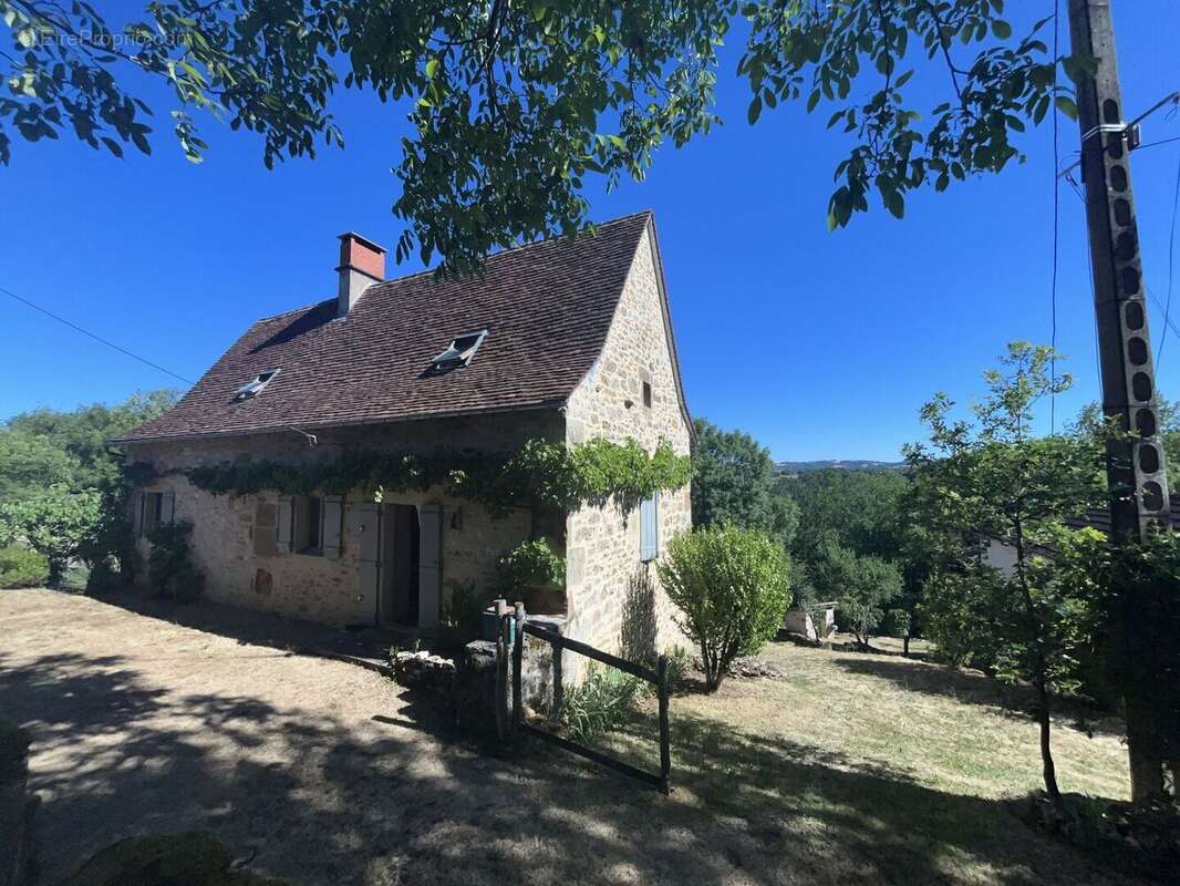 PROCHE FIGEAC – Authentique maison quercynoise en pierre de plain-pied avec grange - photo 4